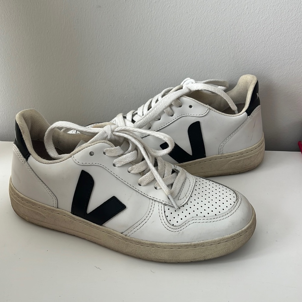 Veja V-10 Black and White Neutral Sneaker EUR 36